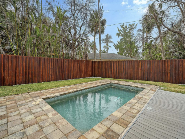 Lido Key Three Bedroom Vacation Home With Pool Walk To Beach